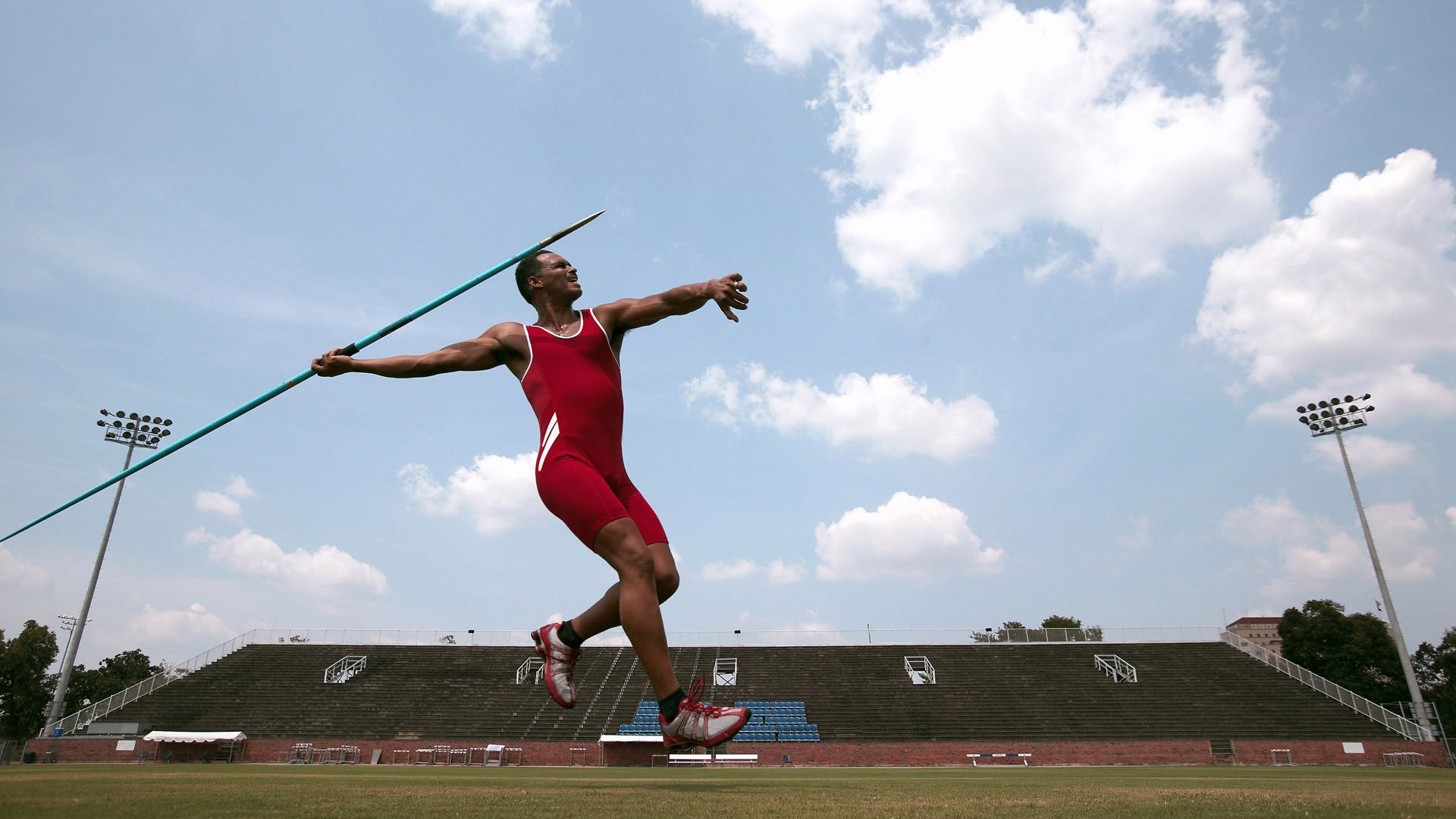 -“逆境生存：车手在极端气候下的英雄演绎”